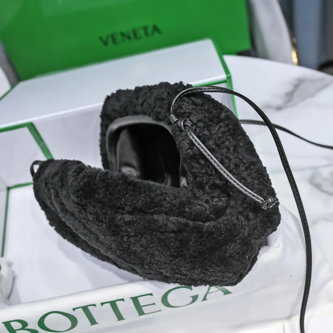 The small black 🐱BV pouch cloud bag is a furry style. It comes, it comes, it comes with fur~ You will know how cute it is when you see the real thing! The soft and fluffy feel is really great. Rua, this year’s furry style, I stand on bv! ! Whether it is a jodie cloud bag or a tote, not all curly teddy fur can be used to make goods. The curl size of the fur directly affects the similarity of the entire bag. Material: full fur and lambskin ➕ lambskin lining is much more expensive than full leather! Again, if you don’t want to develop ZP, of course you have to be willing to spend money ~ 22*13*5cm